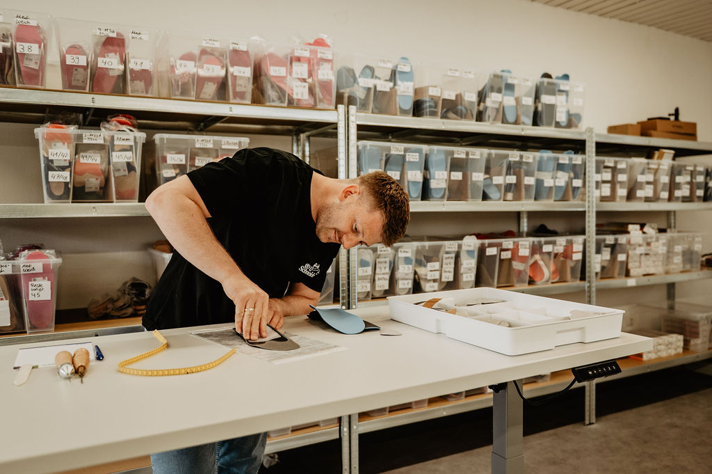 Dennis Schneider bei der Arbeit an der Werkbank